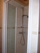 Salle de bain equip&eacute;e d'une cabine de douche tr&egrave;s spacieuse