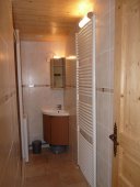 Ambiance savoyarde pour cette salle de bain bien equip&eacute;e